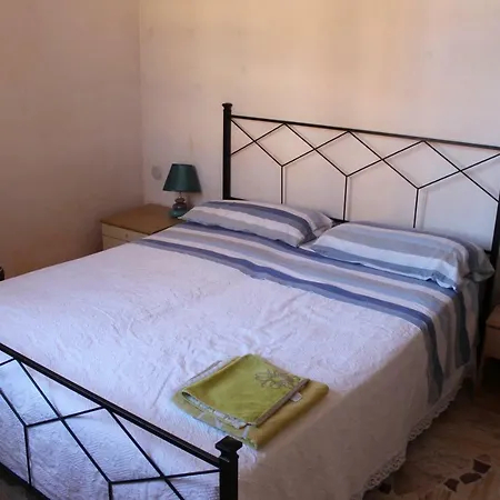 לינה וארוחת בוקר Sara 3*